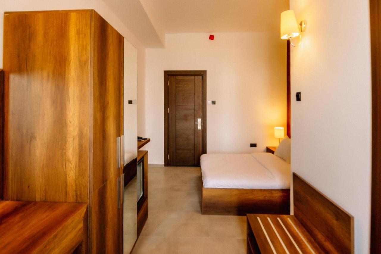 Cezar'S Airport Hotel Nicosia Esterno foto