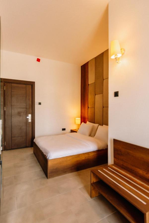 Cezar'S Airport Hotel Nicosia Esterno foto