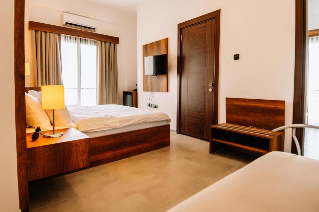 Cezar'S Airport Hotel Nicosia Esterno foto